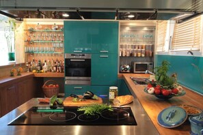 Een koelkast, een microgolfoven, een oven, een kookplaat