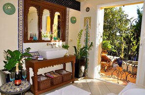  milieuvriendelijk toiletgerief, een haardroger, handdoeken, zeep