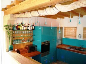 Frigorífico, microondas, horno y placa de cocina
