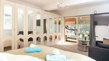 3 bedrooms, desk, iron/ironing board, travel crib