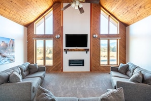 Smart TV, fireplace, ping pong - Homestead Cabin/House
15-20 minutes North of St.George by Snow Canyon State Park (Dammeron Valley)