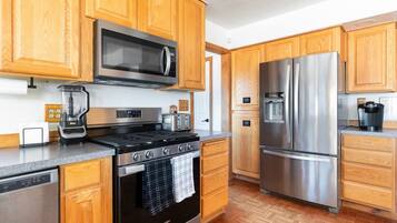 Refrigerador, microondas, horno y parrilla de estufa