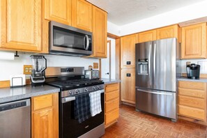 冷蔵庫、電子レンジ、オーブン、コンロ