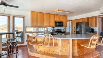 冷蔵庫、電子レンジ、オーブン、コンロ