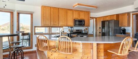 Een koelkast, een magnetron, een oven, een kookplaat