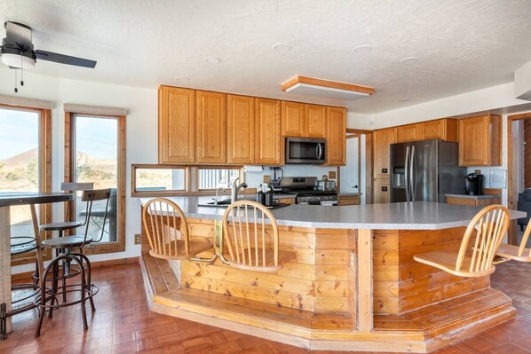 冷蔵庫、電子レンジ、オーブン、コンロ