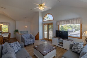 Fernseher, DVD-Player, Tischtennisplatte, Stereoanlage