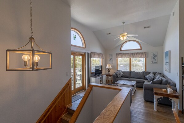 Fernseher, DVD-Player, Tischtennisplatte, Stereoanlage