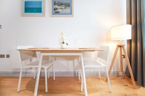 Dining - Stylish + Modern 1 Bedroom Property in Greenwich! (London)