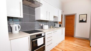 Basic Apartment | Private kitchen | Fridge, microwave, oven, stovetop - Stylish + Modern 1 Bedroom Property in Greenwich! (London)