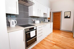 Basic-Apartment | Eigene Küche | Kühlschrank, Mikrowelle, Ofen, Herdplatte