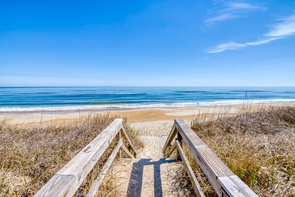 Beach - Oceanfront condo with great views & community pool! (Duck)