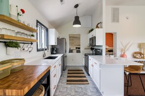 Kylskåp, mikrovågsugn, ugn och spishäll