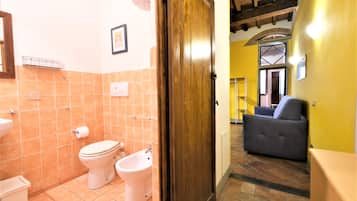 Apartamento clásico | Baño | Ducha, secador de pelo, bidé y toallas