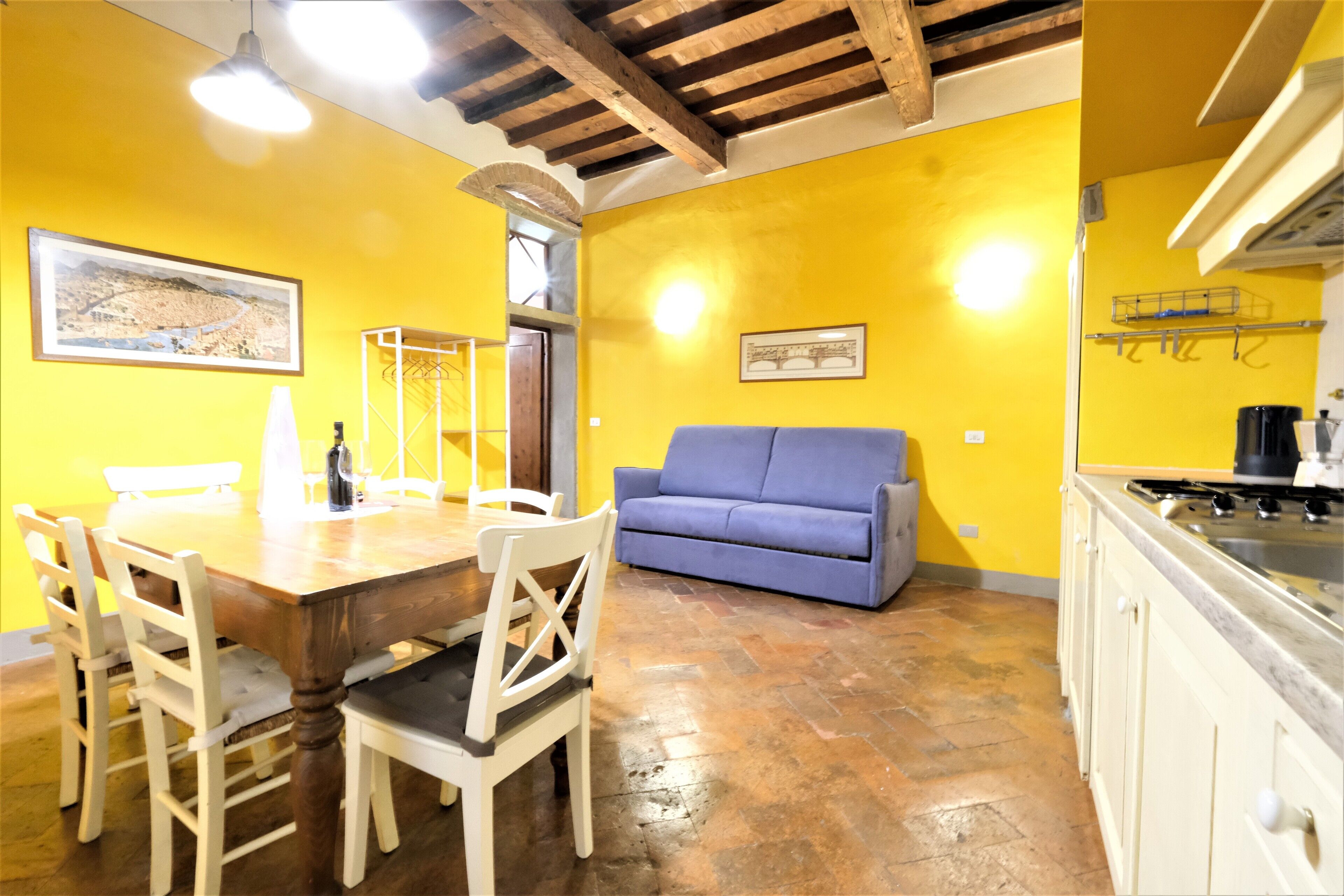 Apartamento clássico | Área de estar | Smart TV 90 polegadas com canais digitais