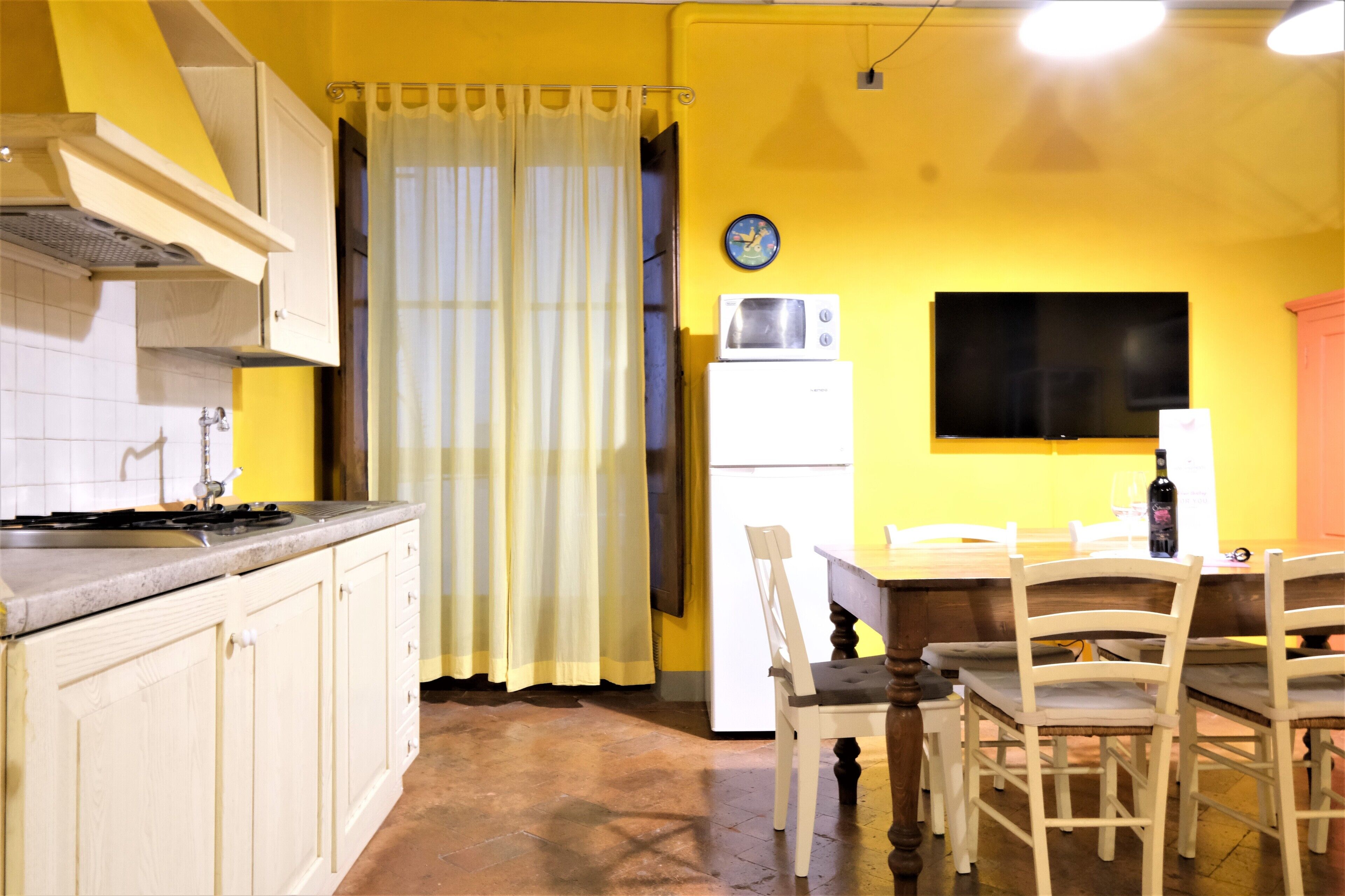 Apartamento clássico | Área de estar | Smart TV 90 polegadas com canais digitais