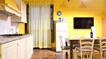 Apartamento clássico | Área de estar | Smart TV 90 polegadas com canais digitais