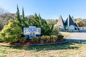 Property grounds - Oceanside home in Duck w/ hot tub & community pool! (Duck)