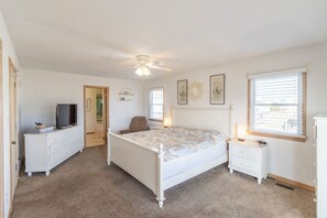 3 soverom, strykejern/-brett, internettilgang og sengetøy