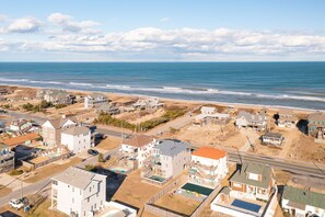 Zona residencial costera con casas y una playa.