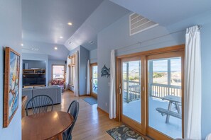 テレビ、DVD プレーヤー、テーブルサッカー台