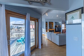 テレビ、DVD プレーヤー、テーブルサッカー台