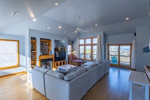 テレビ、DVD プレーヤー、テーブルサッカー台