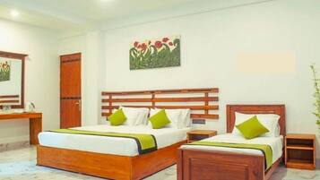 Kamar Triple Deluks, teras, pemandangan bukit | Meja kerja, ruang kerja ramah laptop, kedap suara, dan Wi-Fi gratis