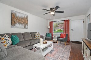 Smart TV, books - Hidden Gem less than 5 minutes from Bass Pro/Wonders of Wildlife, MSU and Mercy (Springfield)