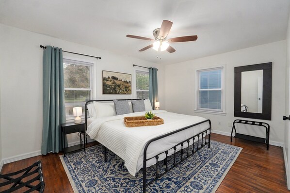 2 bedrooms, iron/ironing board, free WiFi, bed sheets - Hidden Gem less than 5 minutes from Bass Pro/Wonders of Wildlife, MSU and Mercy (Springfield)