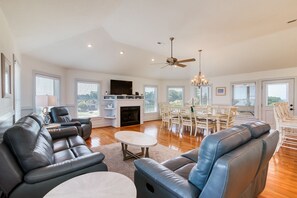 Smart TV, caminetto, lettore DVD, impianto stereo