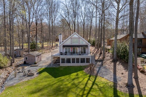 Hot Tub, Dock, Large Deck, Firepit, Tiki bar, Pool!