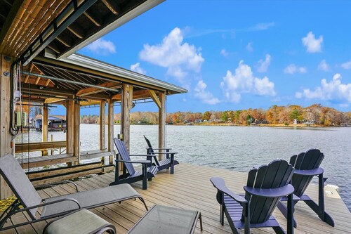 Hot Tub, Dock, Large Deck, Firepit, Tiki bar, Pool!