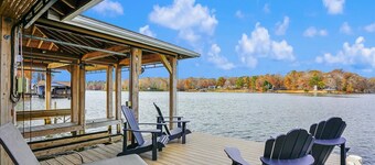 Hot Tub, Dock, Large Deck, Firepit, Tiki bar, Pool!