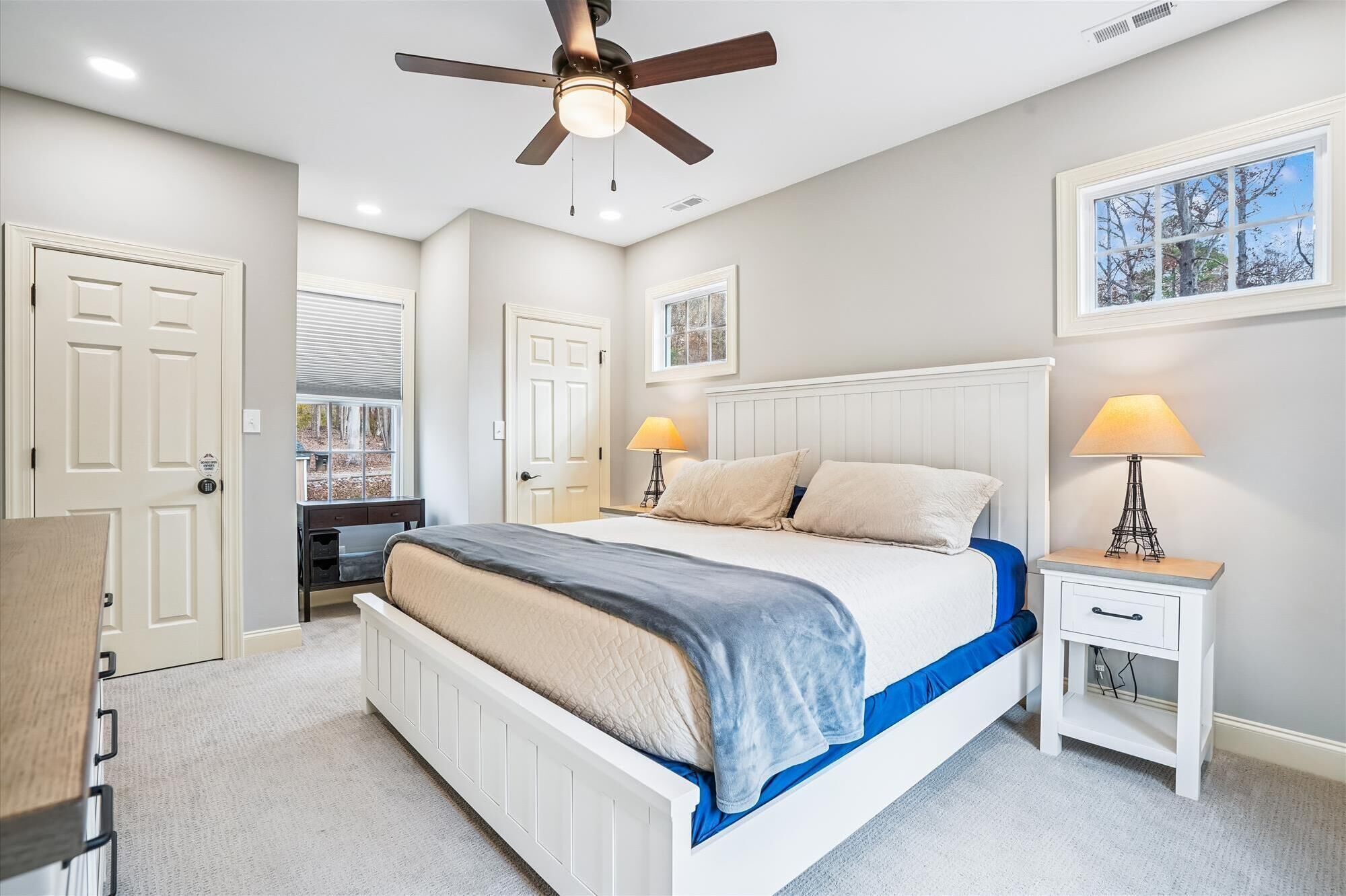 5 chambres, bureau, fer et planche à repasser, lit parapluie