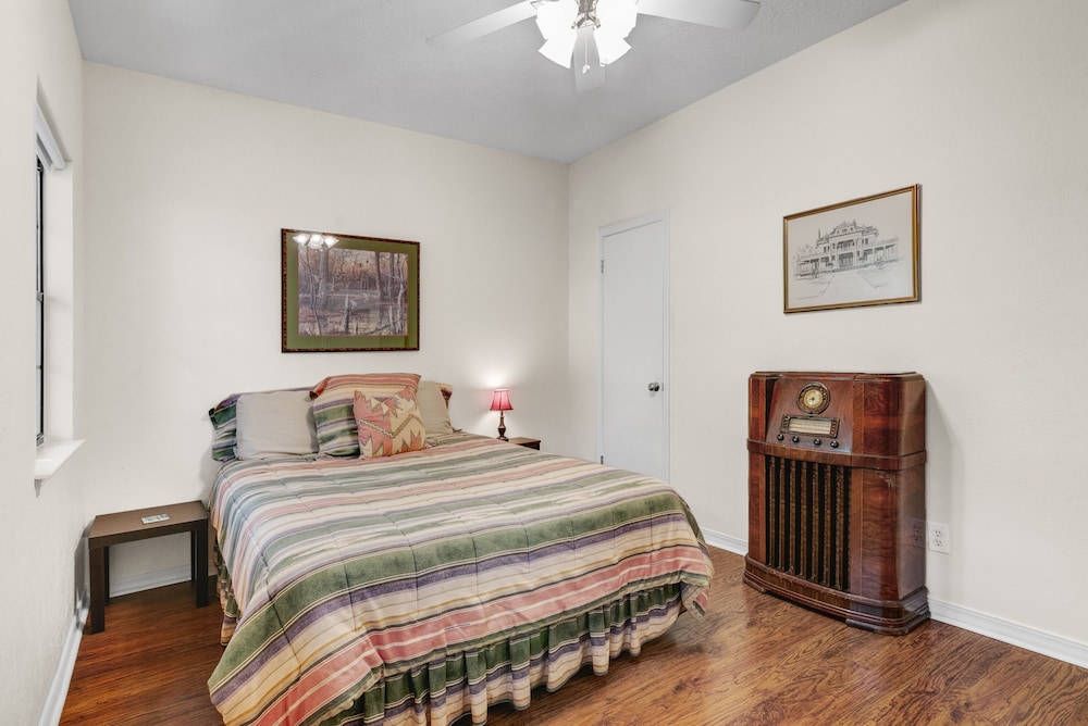 Water front Cabin on Lake Sam Rayburn with water access/views