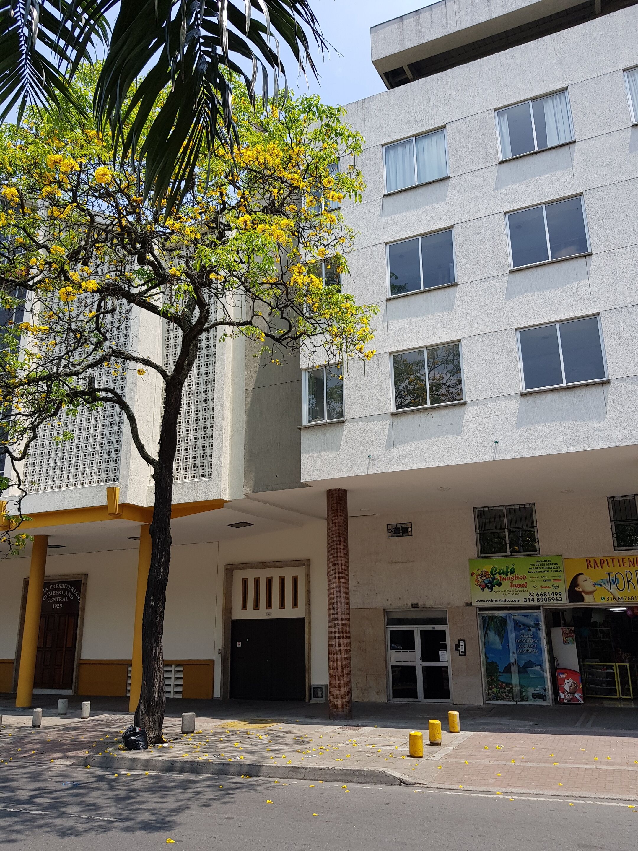 Fachada de la propiedad por la tarde o noche