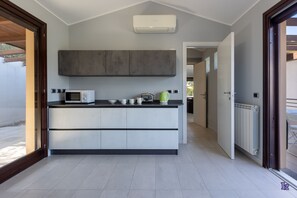 Kühlschrank, Mikrowelle, Ofen, Herdplatte