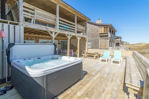 Terrace/patio - Gorgeous pet-friendly oceanfront duplex in Nags Head w/ a hot tub & rec room (Nags Head)