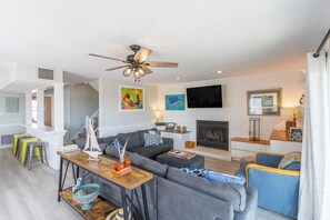 Smart TV, tavolo da calcetto, impianto stereo