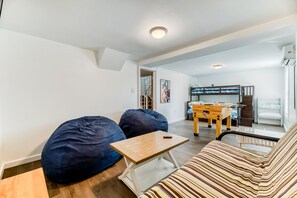 4 habitaciones, acceso a internet y ropa de cama