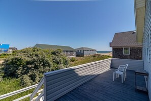Property grounds - Pet-friendly oceanside South Nags Head home just 75' from the beach! (South Nags Head)