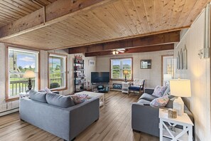 Smart TV, DVD player - Semi oceanfront home in Salvo w/ beach access just across the street! (Salvo)