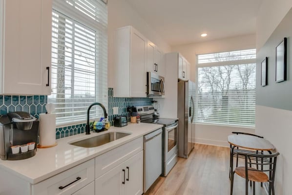 Réfrigérateur, micro-ondes, four, plaque de cuisson