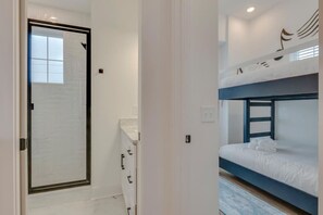 2 bedrooms, desk, iron/ironing board, WiFi