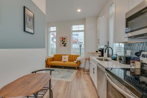 Réfrigérateur, micro-ondes, four, plaque de cuisson