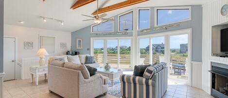 Televisión, chimenea, reproductor de DVD y estéreo