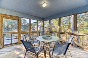Dining - Well appointed OBX beach house with access to community pool and tennis courts (Corolla)