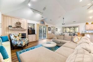 Fernseher, Kamin, DVD-Player