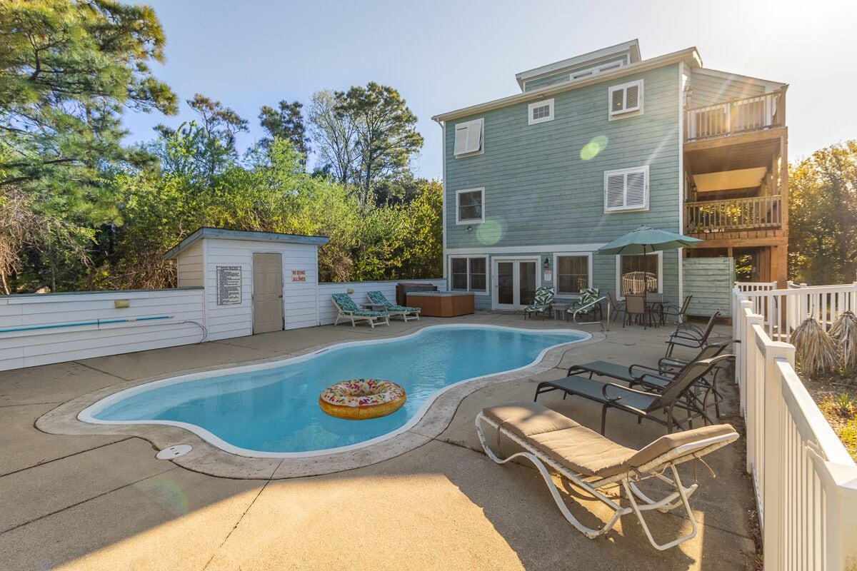 Cute and comfortable Corolla vacation home near shops and dining.